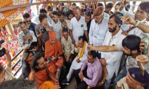 कैबिनेट मंत्री जोराराम कुमावत ने नारियल पानी पिलाकर कथावाचक अभयदास का अनशन तुड़वाया, बायोसा मंदिर में किए दर्शन 2 कैबिनेट मंत्री जोराराम कुमावत ने नारियल पानी पिलाकर कथावाचक अभयदास का अनशन तुड़वाया, बायोसा मंदिर में किए दर्शन