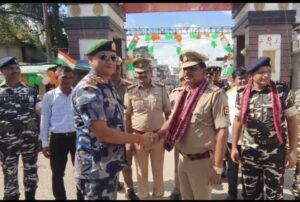 सीमा पर तिरंगा लहराया, मिठाई बांटी और रिश्तों में घुली आज़ादी की मिठास