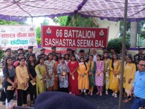 रक्षाबंधन पर एसएसबी जवानों को छात्राओं ने राखी बांधी