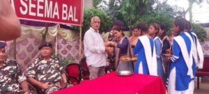 रक्षाबंधन पर एसएसबी जवानों को छात्राओं ने राखी बांधी