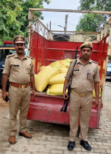 नौतनवा पुलिस ने चेकिंग में 20 बोरी भारतीय यूरिया खाद बरामद 2