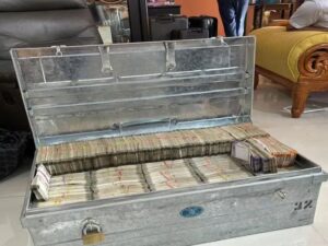 10 लाख की रिश्वत लेते रंगे हाथों पकड़ा गया सरकारी अधिकारी 2