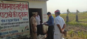 अवैध पटाखा भंडारण पर प्रशासन सख्त, एसडीएम ने की छापेमारी 3