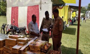 नौतनवा इंटर कालेज में सजी पटाखों की दुकानें 3