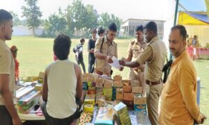 नौतनवा इंटर कालेज में सजी पटाखों की दुकानें 4