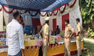 नौतनवा इंटर कालेज में सजी पटाखों की दुकानें 5