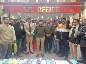 महराजगंज समाचार: महराजगंज पुलिस ने सर्विलांस सेल के जरिए 121 गुम मोबाइल बरामद किए, 26 लाख से अधिक के फोन मालिकों को लौटाए 1 महराजगंज पुलिस ने सर्विलांस सेल के जरिए 121 गुम मोबाइल बरामद किए 2