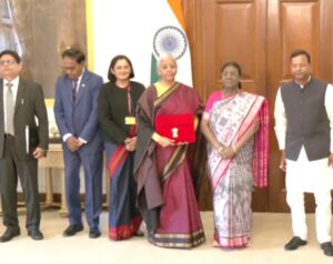 Budget से पहले कुछ मीठा हो जाएं, दही-चीनी' के साथ राष्ट्रपति ने कराया वित्त मंत्री का मुंह मीठा, देखें तस्वीरें 1 वित्त मंत्री निर्मला सीतारमण-3