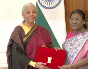 Budget से पहले कुछ मीठा हो जाएं, दही-चीनी' के साथ राष्ट्रपति ने कराया वित्त मंत्री का मुंह मीठा, देखें तस्वीरें 2 वित्त मंत्री निर्मला सीतारमण-4