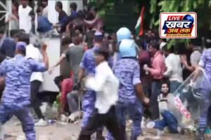 कॉकरोच जनता पार्टी के प्रदर्शनकारियों पर लाठीचार्ज-5