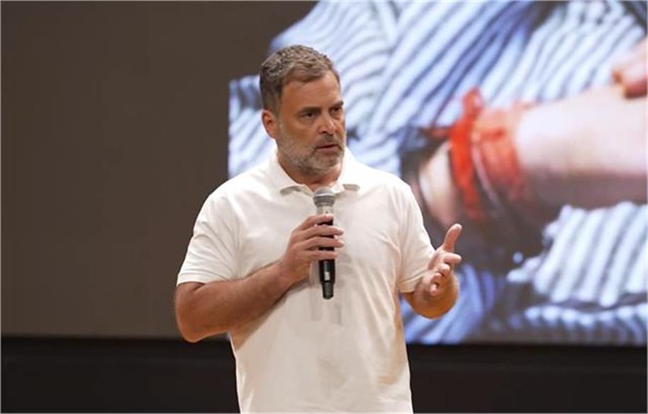 राहुल गांधी प्रेस कांफ्रेस करते हुए